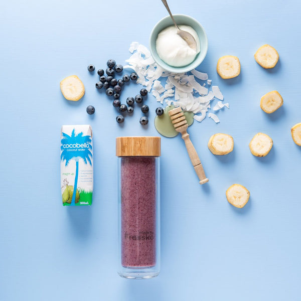 COCONUT, BANANA + BLUEBERRY SMOOTHIE in TOUR Fressko glass flask