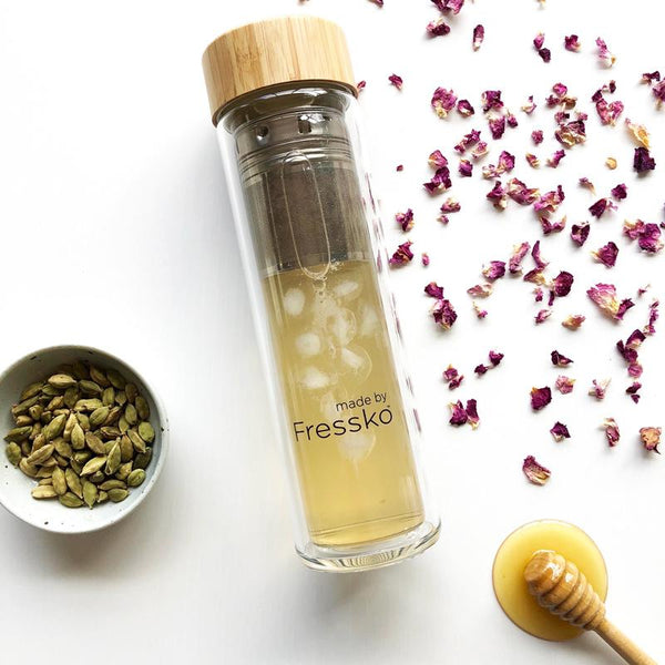 Rose and cardamom iced tea in Fressko LIFT glass flask