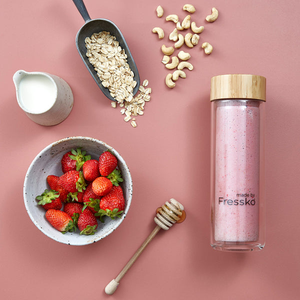 Vegan Strawberry Nut Smoothie in Fressko glass TOUR flasks